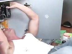 Брутальные голубые мужчины занимаются анальным сексом на кухне