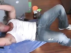 Брутальные голубые мужчины занимаются анальным сексом на кухне