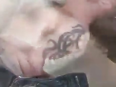 Брутальные голубые мужчины занимаются анальным сексом на кухне