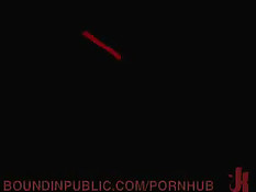 В ночном клубе для геев на сцене идёт возбуждающее анальное шоу