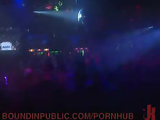 В ночном клубе для геев на сцене идёт возбуждающее анальное шоу