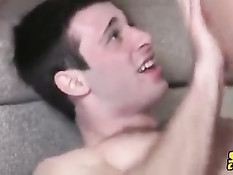 Молодые голубые любовники занимались сексом на диване и на полу