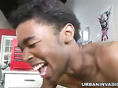 Жёсткое сосание хуя и секс в презервативе двух чёрных любовников