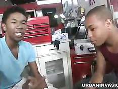 Жёсткое сосание хуя и секс в презервативе двух чёрных любовников