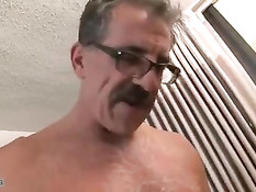 Голубой в бандане отсосал старику и трахнулся с мужчиной в очках