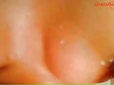 Две молодые лесбиянки выдаивают молоко из своих больших сисек