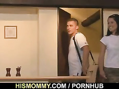 Развратная мамочка соблазняет молодую невесту собственного сына