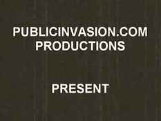 Симпатичная блондинка показала пизду и трахнулась возле дороги