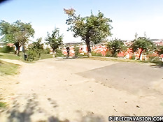 Симпатичная блондинка показала пизду и трахнулась возле дороги