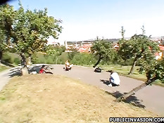 Симпатичная блондинка показала пизду и трахнулась возле дороги