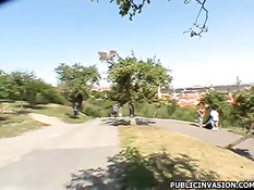 Симпатичная блондинка показала пизду и трахнулась возле дороги