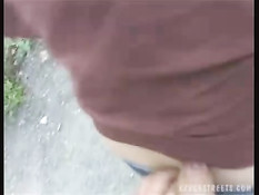 Чешская шалава Мартина за деньги отсосала в лесу и встала рачком