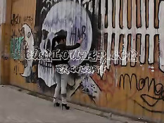 Потрясающая брюнетка с татуировками отсасывает член на лестнице