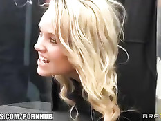 Блондинка трахается с мужчиной в зеркальном кубе посреди города