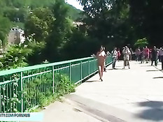 Молоденькая Валери без всякого стеснения ходит голышом по городу