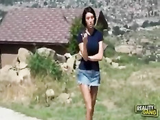 Dylan Ryder трахнулась с парнем на природе в его маленькой машине