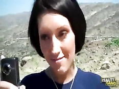 Dylan Ryder трахнулась с парнем на природе в его маленькой машине