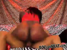 Чёрный парень кайфует пока подруга делает минет и садится на хуй