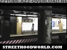 Негр снял на улице молодую мулатку и оттрахал раком у себя дома