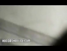 Сиськастая чёрная сучка ругается с парнями, а потом отсасывает хуй