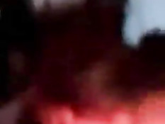 Зрелая женщина свингер отсасывает хуй в любительском порно видео