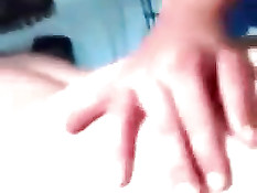 Зрелая женщина свингер отсасывает хуй в любительском порно видео