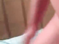 Зрелая женщина свингер отсасывает хуй в любительском порно видео