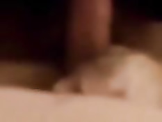 Полная женщина с завязанными глазами отсасывает член на кровати