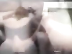 Полная женщина с завязанными глазами отсасывает член на кровати