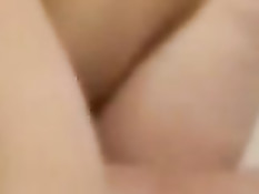 Полная женщина с завязанными глазами отсасывает член на кровати