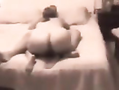 Полная женщина с завязанными глазами отсасывает член на кровати