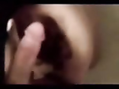 Полная женщина с завязанными глазами отсасывает член на кровати