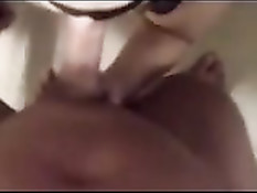 Полная женщина с завязанными глазами отсасывает член на кровати