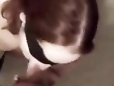 Полная женщина с завязанными глазами отсасывает член на кровати