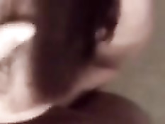 Полная женщина с завязанными глазами отсасывает член на кровати