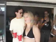 Зрелые свингеры устроили секс пати в загородном доме у бассейна