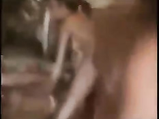 Зрелые семейные пары занимаются групповым сексом в свинг клубе