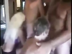 Зрелые семейные пары занимаются групповым сексом в свинг клубе