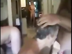 Зрелые семейные пары занимаются групповым сексом в свинг клубе