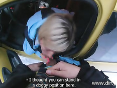 Молодая сноубордистка учится кататься и отсасывать член на морозе