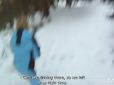 Молодая сноубордистка учится кататься и отсасывать член на морозе