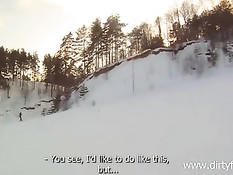 Молодая сноубордистка учится кататься и отсасывать член на морозе