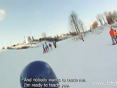 Молодая сноубордистка учится кататься и отсасывать член на морозе