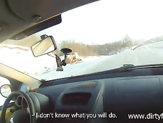 Молодая сноубордистка учится кататься и отсасывать член на морозе