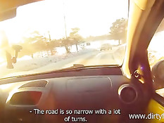 Молодая сноубордистка учится кататься и отсасывать член на морозе