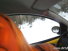 Молодая сноубордистка учится кататься и отсасывать член на морозе