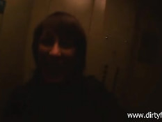 Приезжую девушку Сашу завели в подъезд и отодрали раком у окна