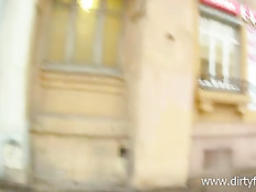 Он привёл молодую незнакомку к себе домой и оттрахал на кровати