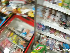 Он привёл молодую незнакомку к себе домой и оттрахал на кровати