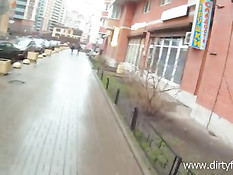 Он привёл молодую незнакомку к себе домой и оттрахал на кровати